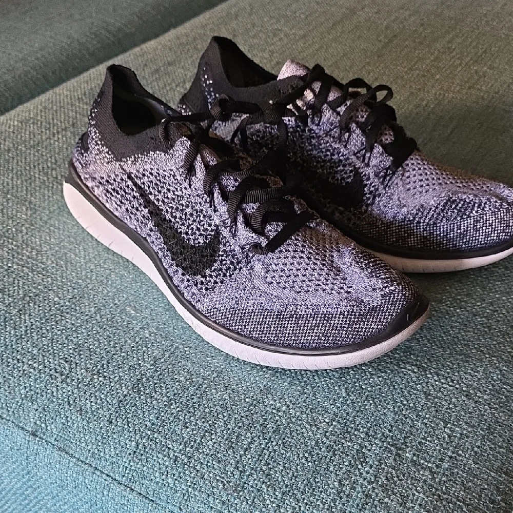 Nike | Women's Black and White Knit Athletic Shoes 10 - Picture 2 of 7